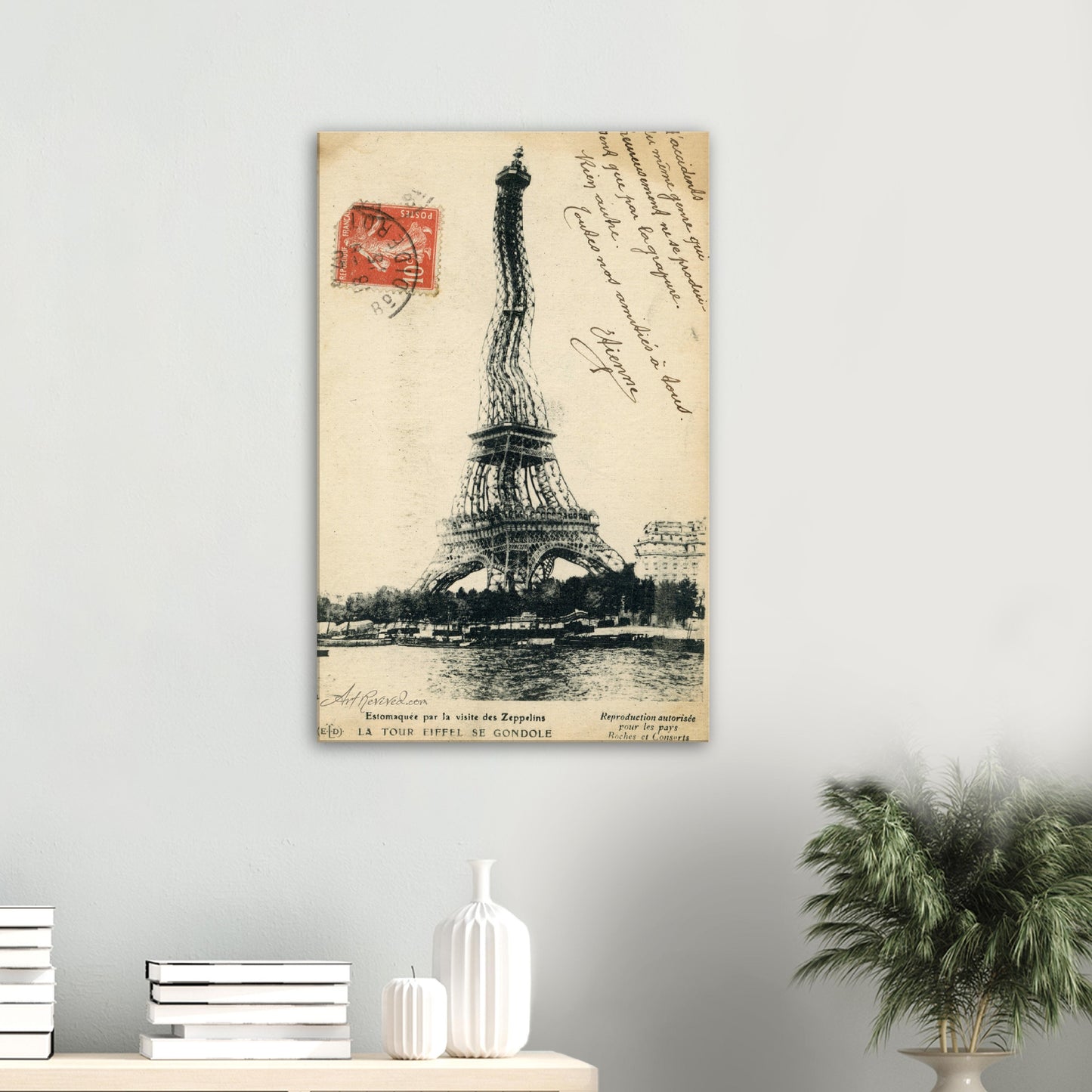 La tour Eiffel se gondole