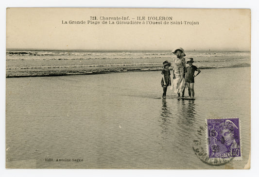 Vintage Wall Art Canvas - Île d'Oléron: Beach Goers (Mailed 1920)